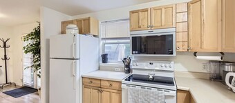 Cozy home with huge backyard and Jacuzzi near Children's/Anschutz and DIA/Denver
