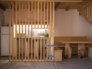 Kühlschrank, Ofen, Kochgeschirr/Geschirr/Besteck