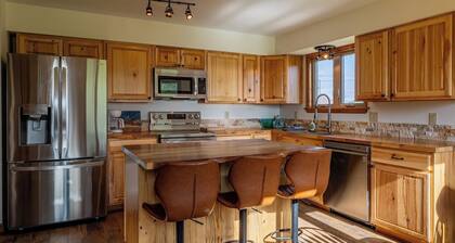 Sage Retreat- Large Family Home, Great Location