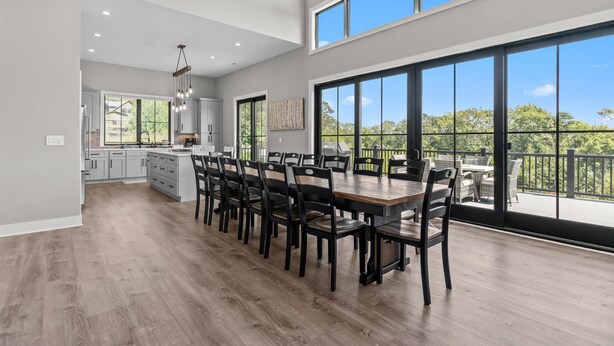 Une cuisine spacieuse avec un grand coin repas, une vue sur l’extérieur et un design moderne.