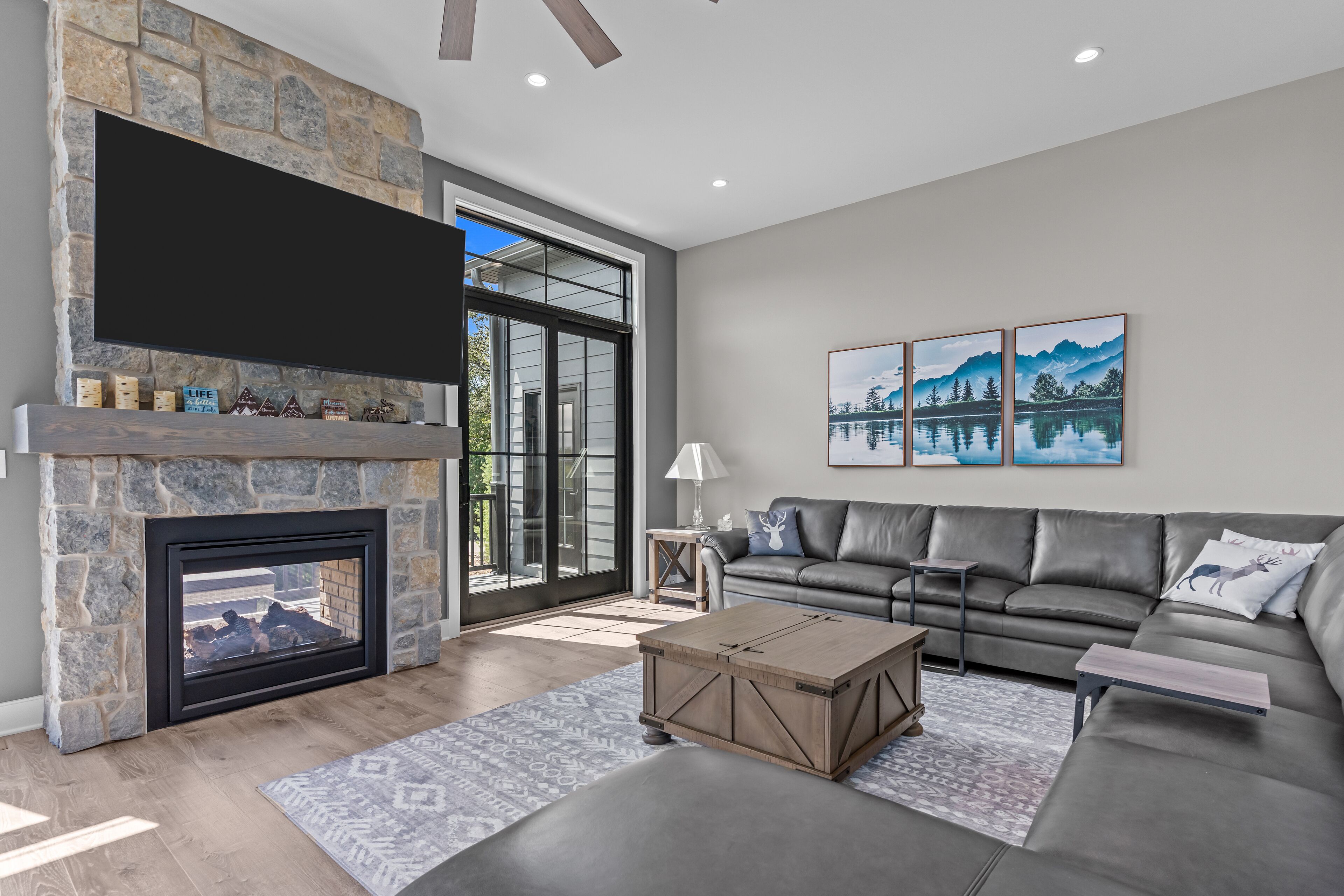 Een smart-tv, een open haard, videogames en een printer