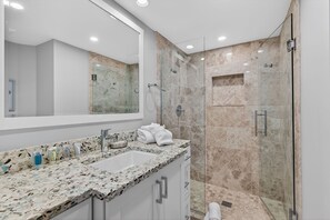 Douche, serviettes fournies