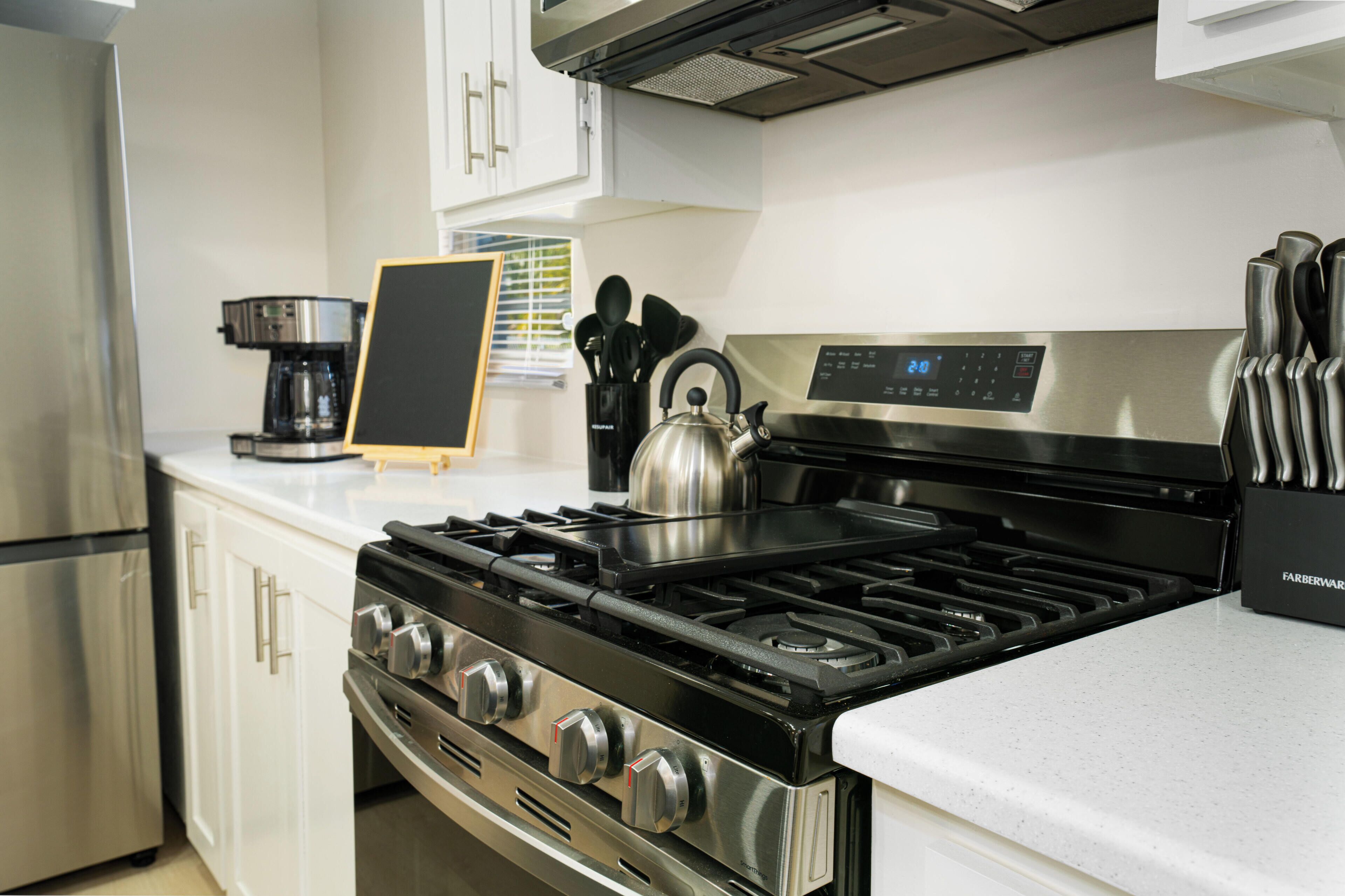 Jääkaappi, mikroaaltouuni, uuni, liesi