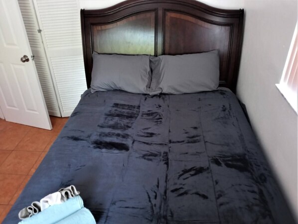 2 habitaciones, tabla de planchar con plancha, wifi y ropa de cama 