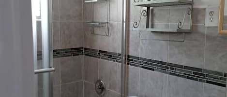 Haartrockner, HandtĂĽcher, Seife, Toilettenpapier