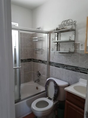 Haartrockner, Handtücher, Seife, Toilettenpapier