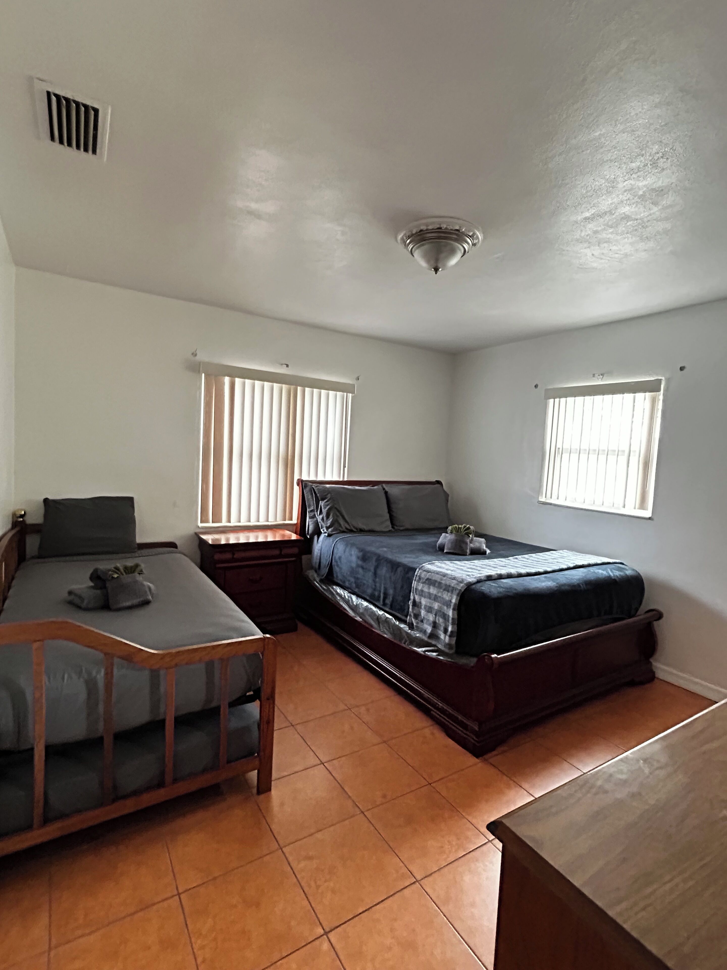 2 habitaciones, tabla de planchar con plancha, wifi y ropa de cama 