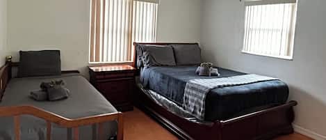 2 habitaciones, tabla de planchar con plancha, wifi y ropa de cama