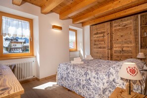 2 bedrooms, iron/ironing board, bed sheets