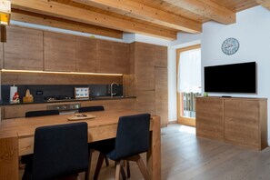 Fridge, microwave, oven, stovetop - GuestHost - Cozy Apartment Sappada (Sappada)
