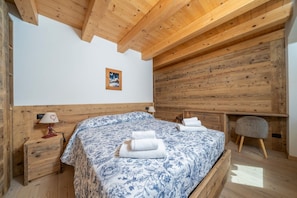 2 bedrooms, iron/ironing board, bed sheets