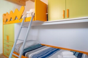 2 bedrooms, iron/ironing board, bed sheets