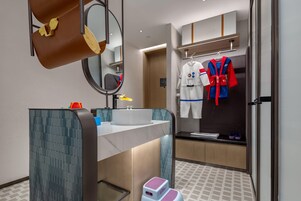 Un baño moderno con un espejo grande, un lavabo, un inodoro y una zona de ducha.