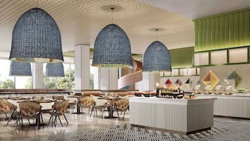 Un comedor moderno con techos altos, lámparas colgantes originales y una mesa de buffet.