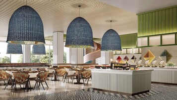 Un comedor moderno con techos altos, lámparas colgantes originales y una mesa de buffet.