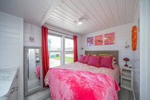 2 bedrooms, internet, bed sheets