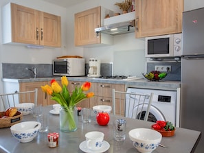Fridge, microwave, oven, cookware/dishes/utensils