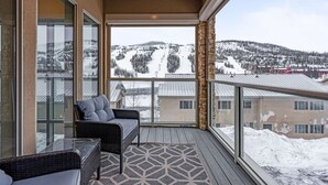 A balcony with a view of a snowy mountain landscape. - 3min Walk to Ski Lifts*Movie Theater*Views (Brian Head)