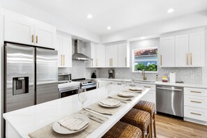 Coffee/tea maker, fridge, microwave, oven - Luxury Destin*Heated Pool*Hot Tub*Walk to Beach (Destin)