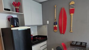Family Apartment, Pool View | Dapur peribadi | Peti sejuk, dapur, alat memasak/pinggan mangkuk/perkakas dapur 