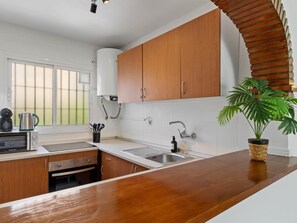 Fridge, microwave, oven, coffee/tea maker