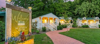 Nature-Focused Getaway | Creekside Studio w/ Modern Comforts & Free Ticket Perks!