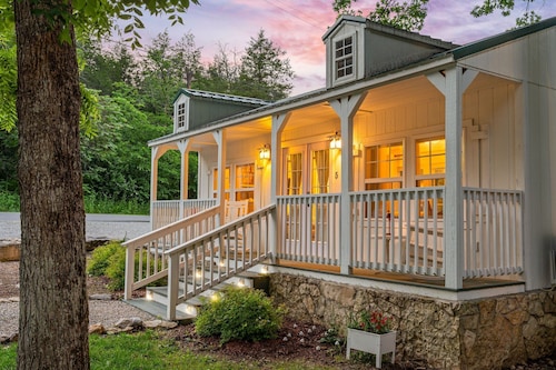 Nature-Focused Getaway | Creekside Studio w/ Modern Comforts & Free Ticket Perks!