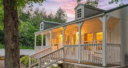 Nature-Focused Getaway | Creekside Studio w/ Modern Comforts & Free Ticket Perks!