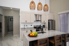 ثلاجة، فرن، موقد طهي مسطح، غسالة أطباق