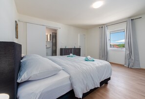 4 chambres, fer et planche à repasser, Wi-Fi gratuit, draps fournis