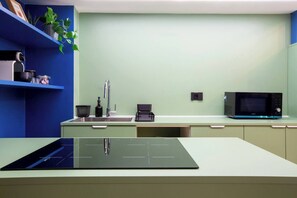 Réfrigérateur, micro-ondes, four, plaque de cuisson