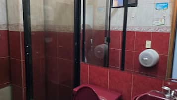 Een douche, handdoeken, zeep, shampoo