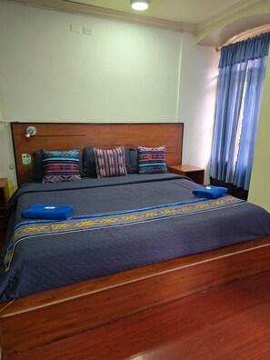 Room, 1 King Bed, Private Bathroom