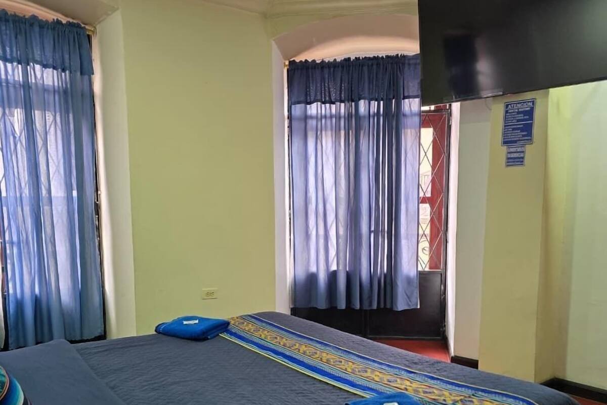 Room, 1 King Bed, Private Bathroom | Soundproofing, WiFi (free)