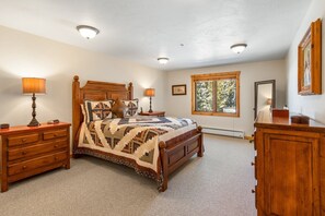 4 bedrooms, WiFi, bed sheets - Centrally Located - 4 Bedroom Retreat (Big Sky)