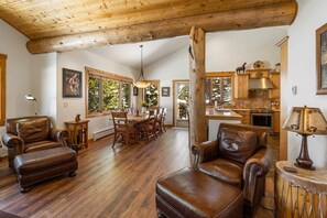 Smart TV, fireplace - Centrally Located - 4 Bedroom Retreat (Big Sky)