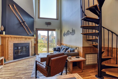 Sunset facing slopeside condo! Walking distance to Village & pet friendly!