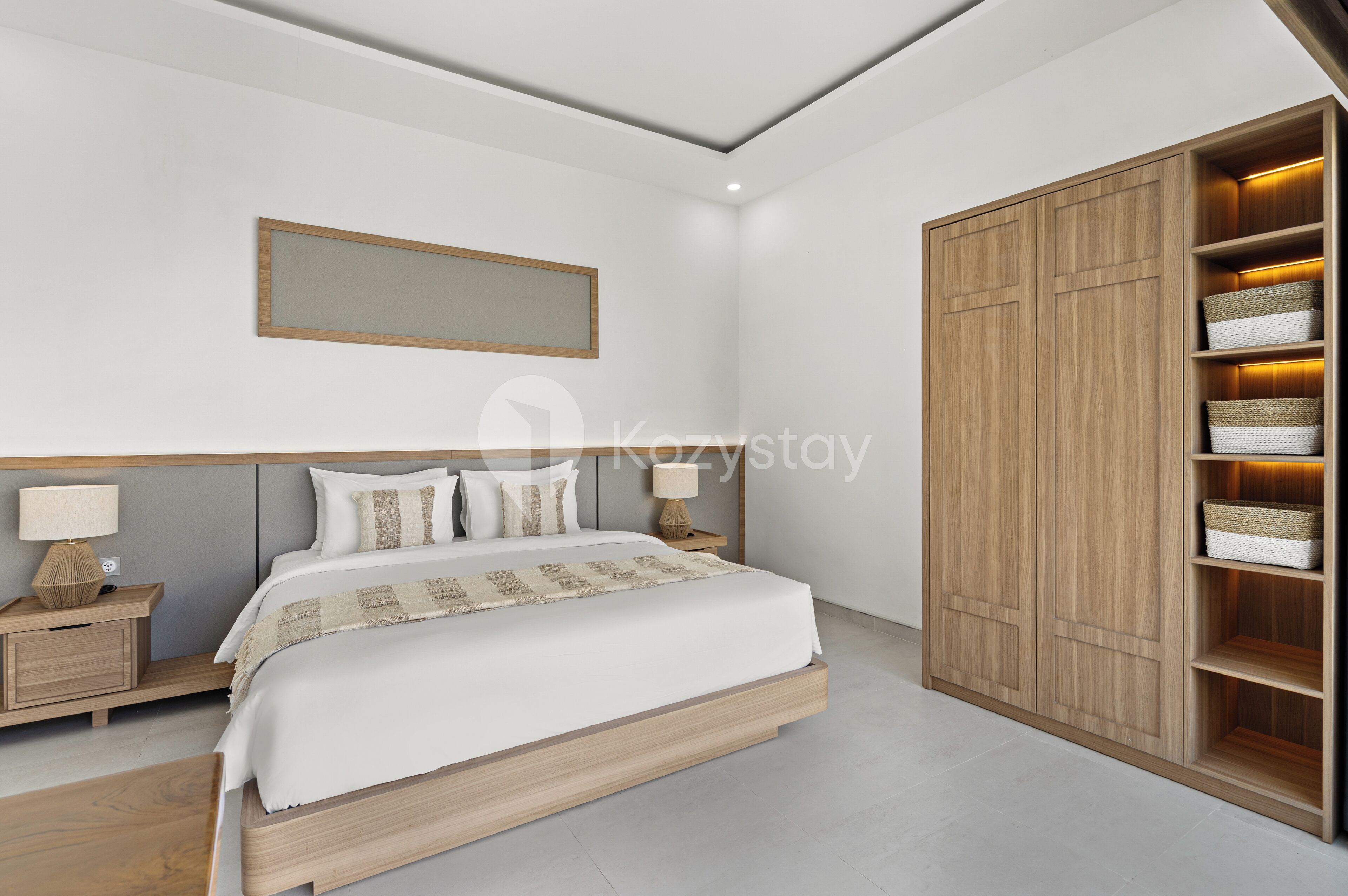 Une chambre à coucher moderne avec un grand lit, des tables de chevet en bois, une armoire avec des étagères et un miroir fixé au mur.