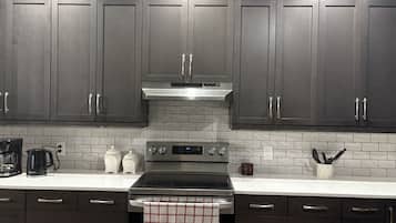 Microondas, horno, placa de cocina y lavavajillas