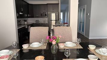 Microondas, horno, placa de cocina y lavavajillas