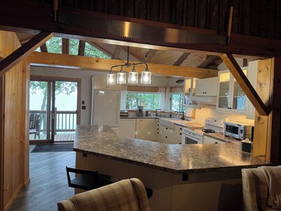 Manitoulin Island-Gorgeous Lakefront Cedar Cottage & Bunkie