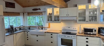 Manitoulin Island-Gorgeous Lakefront Cedar Cottage & Bunkie
