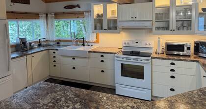 Manitoulin Island-Gorgeous Lakefront Cedar Cottage & Bunkie