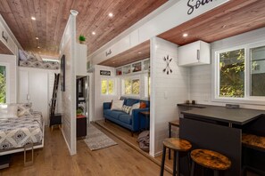 1 bedroom, WiFi, bed sheets - Tiny Home Paradise Stay w/ Lake & Mountain Views (Sagle)