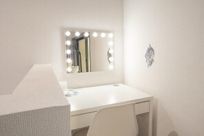 Secadora de cabello, toallas, jabón, papel de baño 