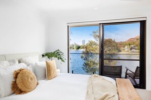 2 bedrooms, iron/ironing board, WiFi, bed sheets - Mediterranean Villa by the lake, 5 minutes to Burleigh Heads (Burleigh Waters)