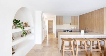 Mediterranean Villa by the lake, 5 minutes to Burleigh Heads