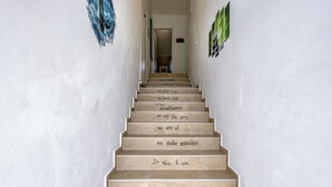 Eine Treppe, deren Stufen mit Sprüchen über das Familienleben versehen sind.