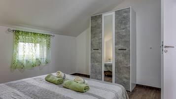 2 makuuhuonetta, silitysrauta/-lauta, ilmainen Wi-Fi, vuodevaatteet