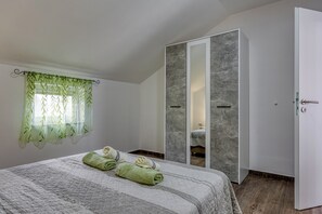 Iron/ironing board, free WiFi, bed sheets